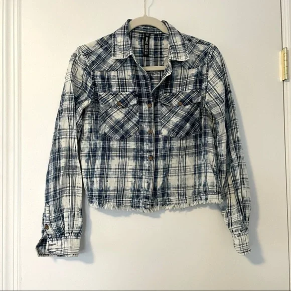 Design Lab Cropped Button Down Top - Picture 2 of 5